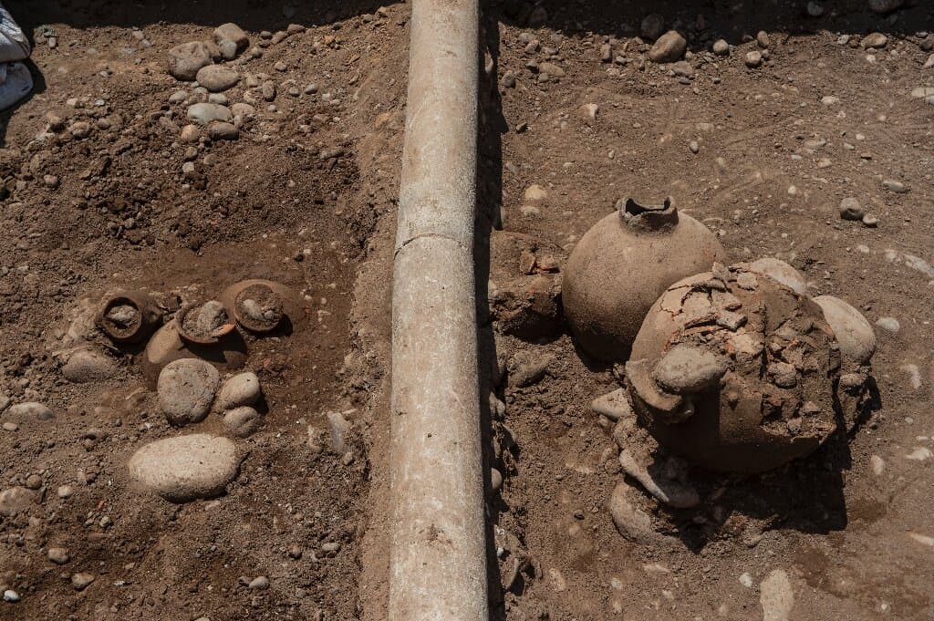 Imagem mostra um cano de gás passando ao meio de uma tumba de 2 mil anos no Peru