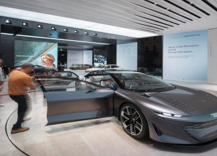 pessoas visitando um audi conceito