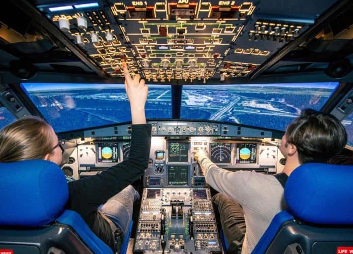 painel de instrumentos do novo avião elétrico híbrido