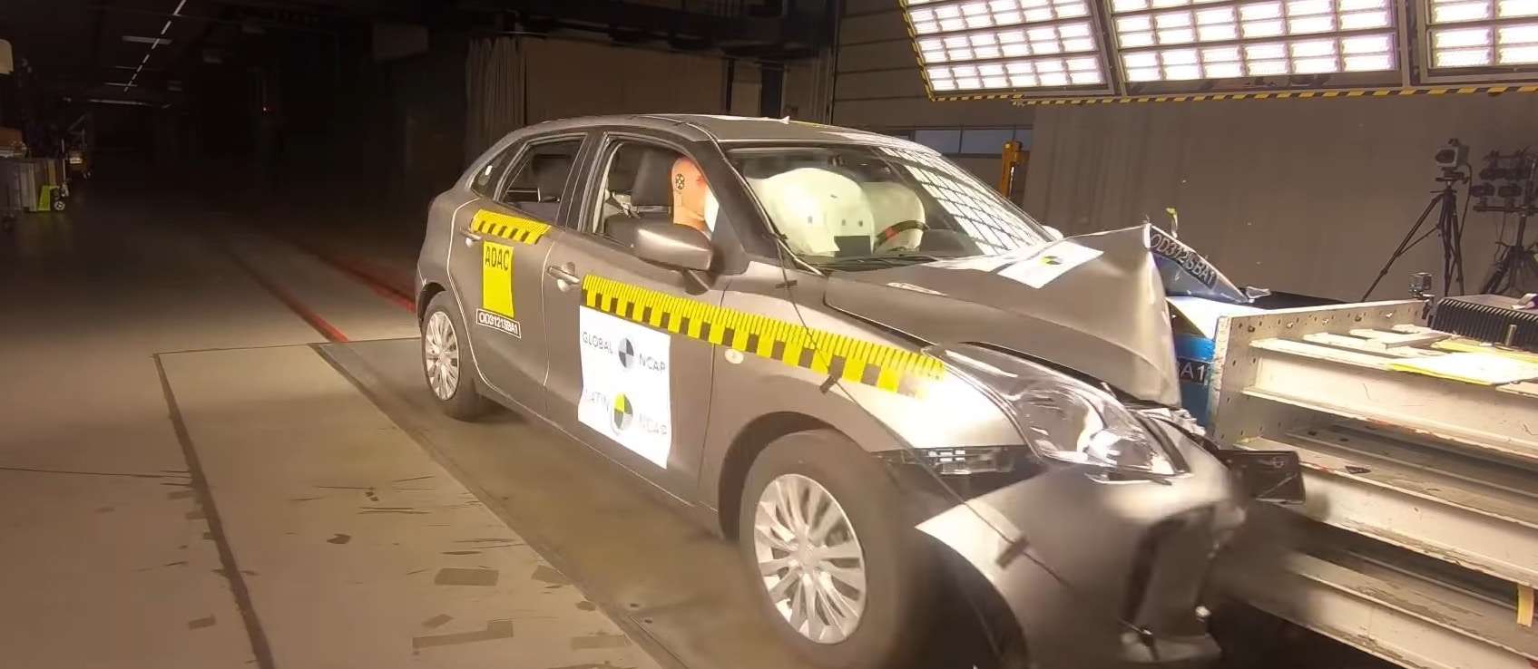 Imagem do carro Baleno, da Suzuki, em teste de Segurança