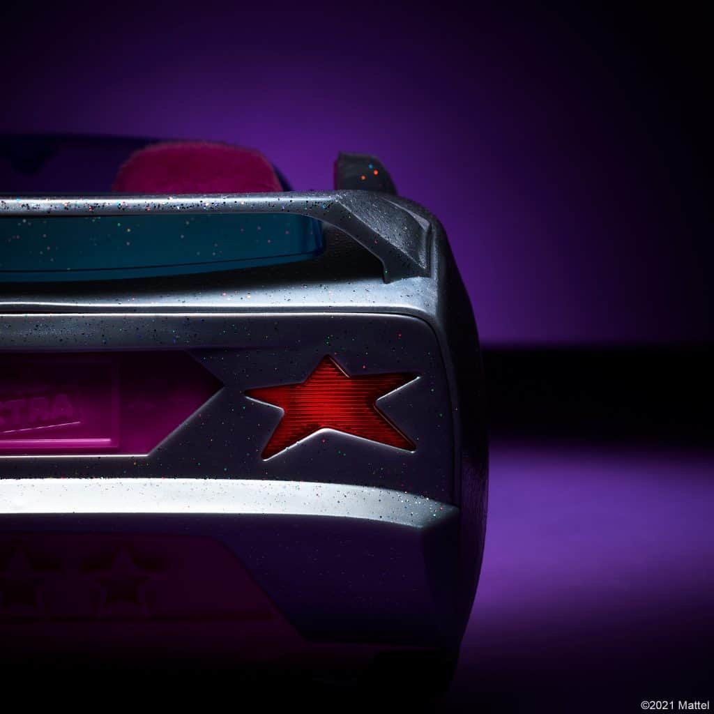 detalhe do farol em formato de estrela do carro elétrico