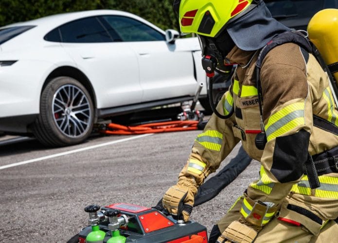 bombeiro apagando fogo do carro