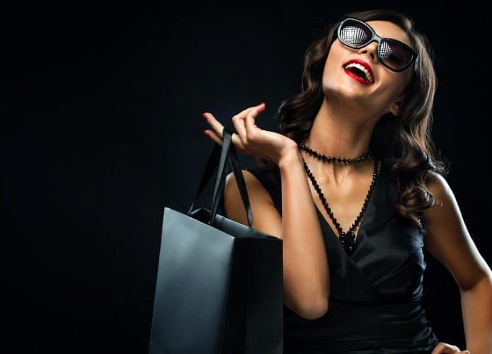 mulher com sacola de compras na Black Friday