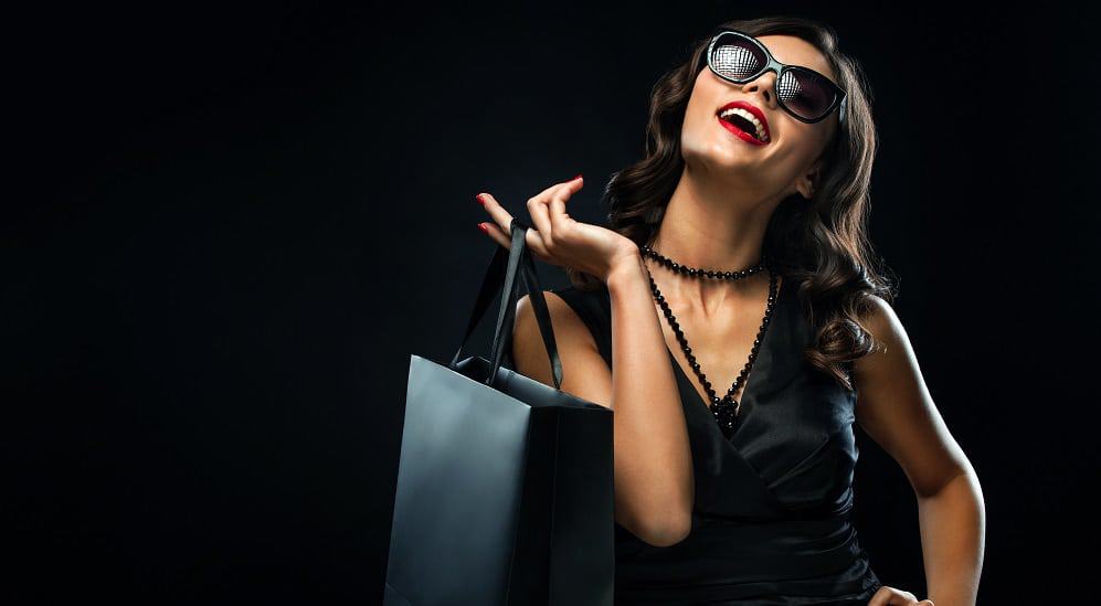 mulher com sacola de compras na Black Friday