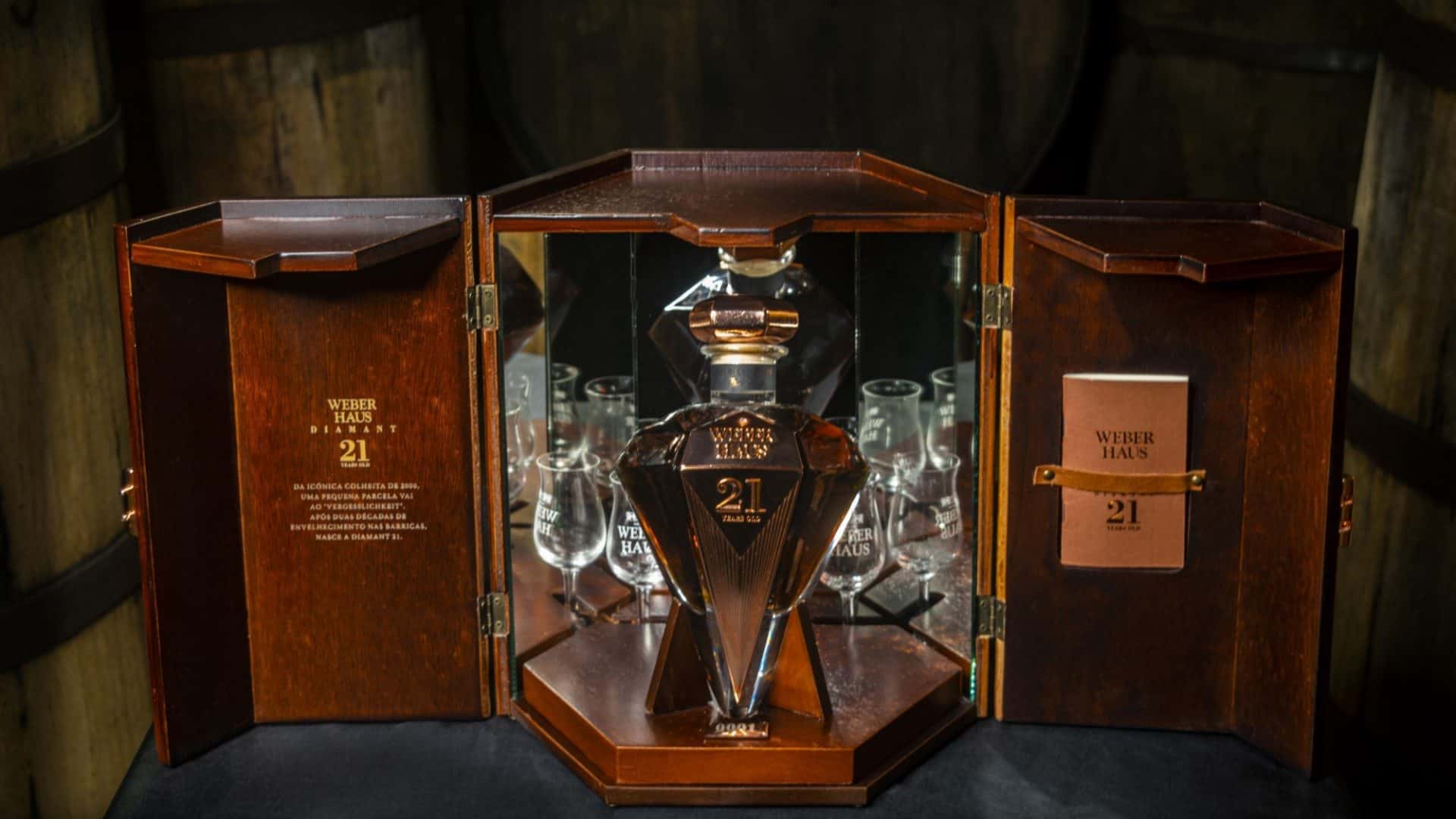 Cachaça Weber Haus em garrafa com diamante