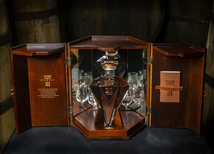 Cachaça Weber Haus em garrafa com diamante