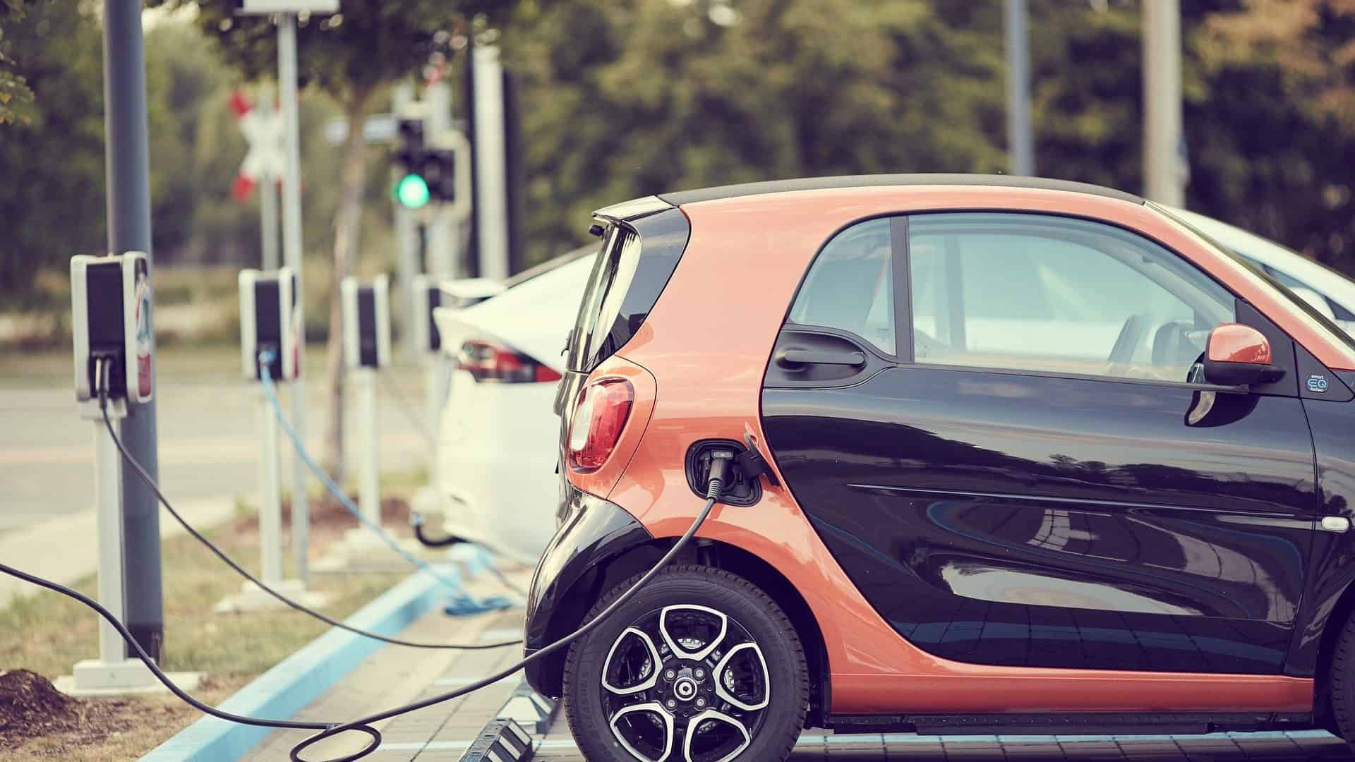 carros elétricos sendo carregados em carregadores