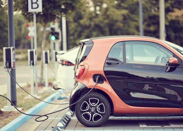 carros elétricos sendo carregados em carregadores