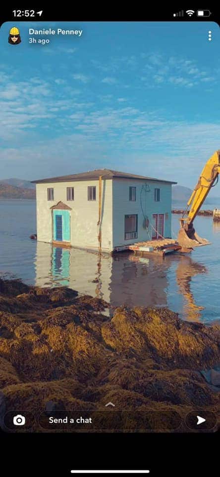 casa sendo movida por uma escavadeira