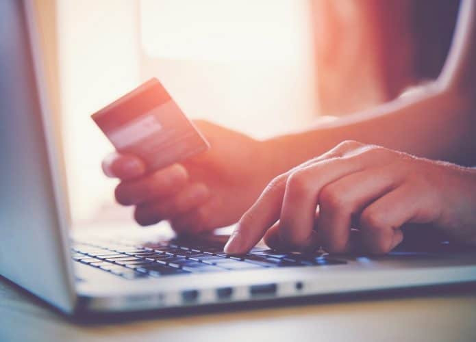 mão segurando cartão de crédito, compras da china