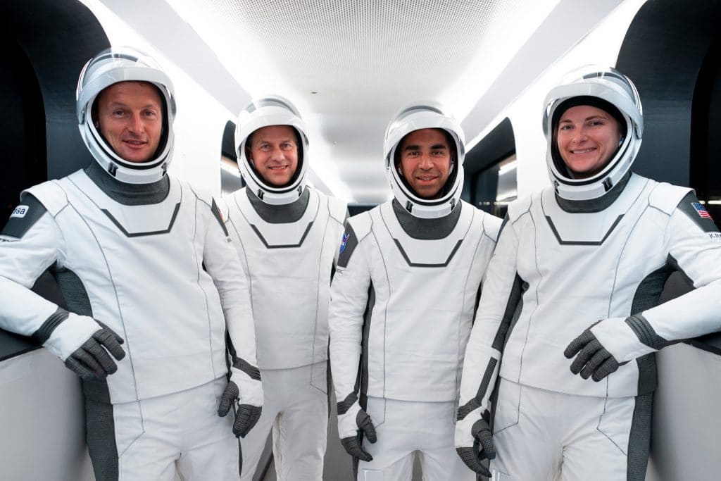 Os astronautas da missão Crew-3 da NASA e SpaceX posam durante um ensaio geral de contagem regressiva no Kennedy Space Center, na Flórida. Crédito da foto: SpaceX