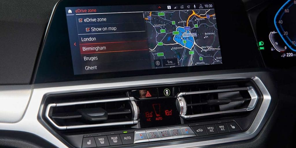 tela interna de um veículo da BMW com o recurso eDrive Zones