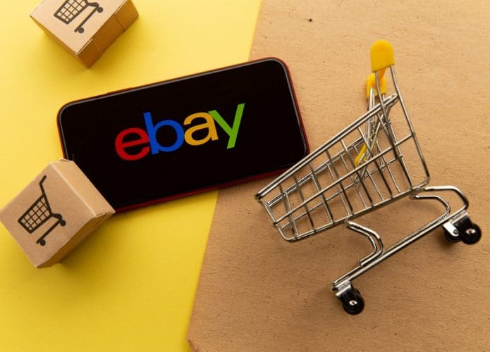 celular com logo da eBay Brasil e carrinho de compras