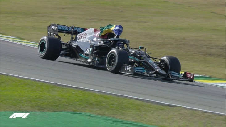 Hamilton, assim como Ayrton Senna, comemorou a vitória com do Grande Prêmio de São Paulo com a bandeira do Brasil a bordo. 