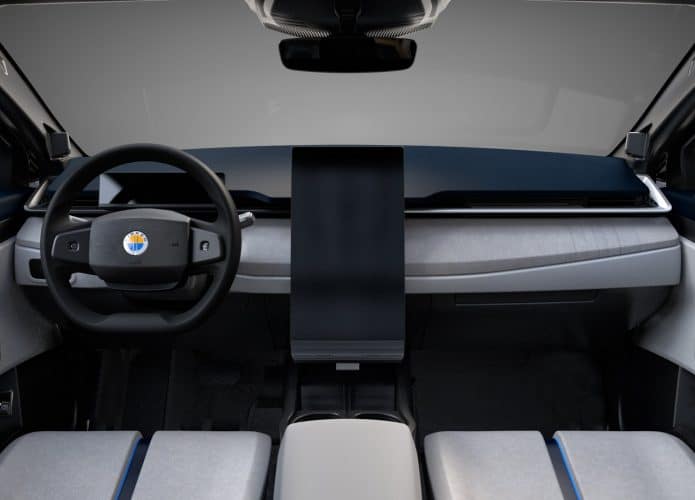 Imagem interna do Fisker Ocean com foco na tela giratória no centro