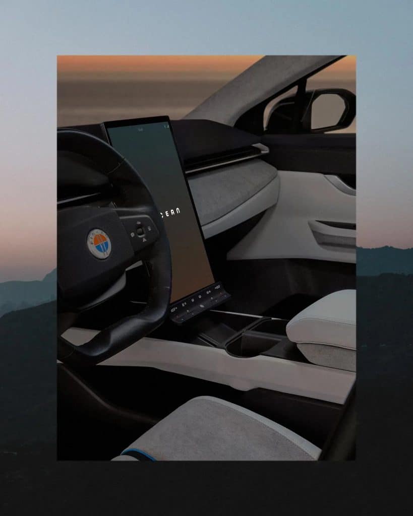 Parte interna do Fisker Ocean mostrando a tela giratória
