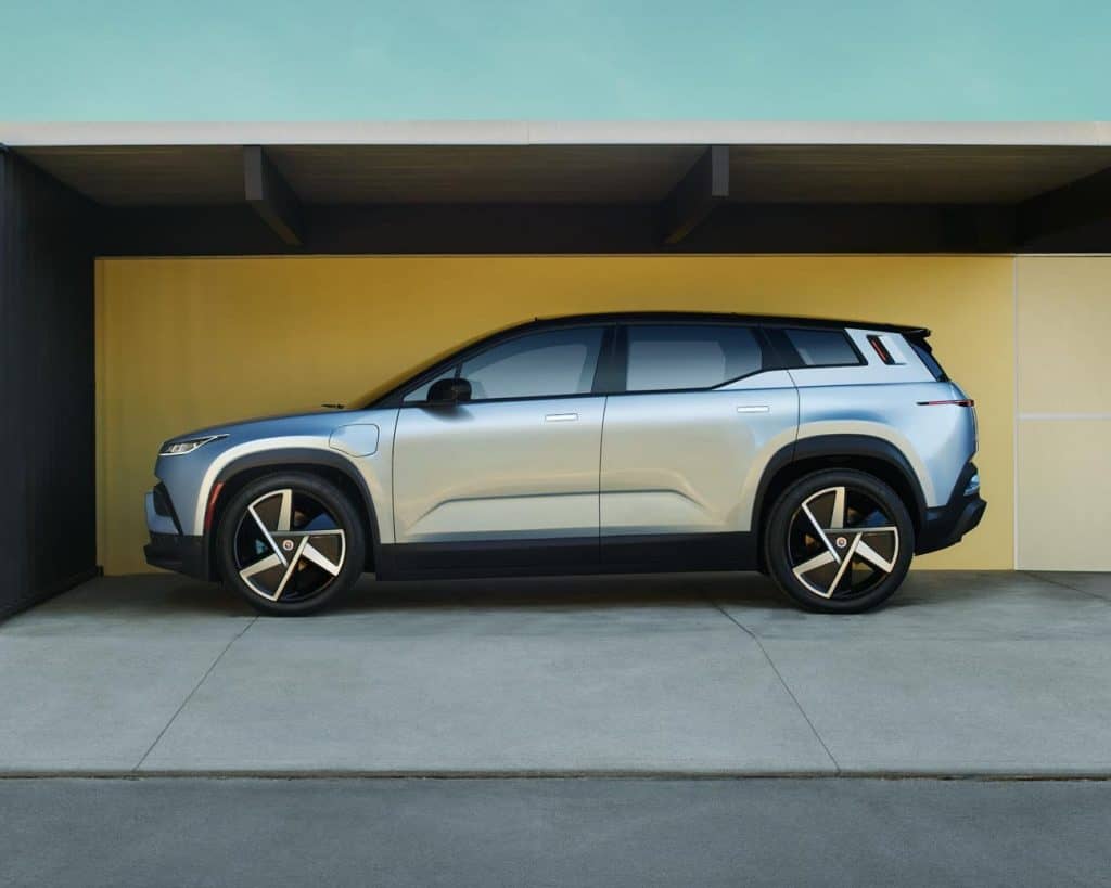 SUV elétrico visto de lado