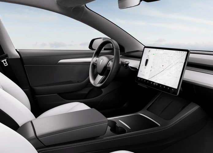 interior de um veículo da Tesla com FSD