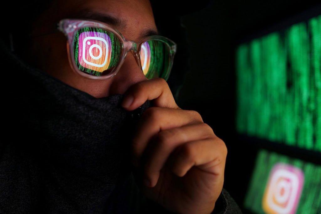 Hacker acessando o Instagram