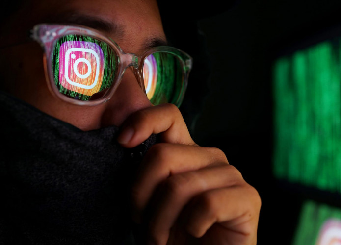 Hacker acessando o Instagram