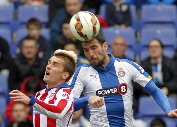jogador de futebol cabeceando a bola