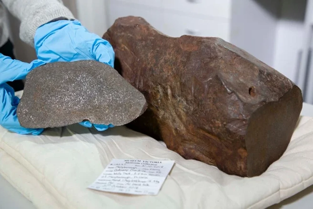 Imagem mostra o "meteorito de Maryborough", que um colecionador pensou conter ouro em seu interior