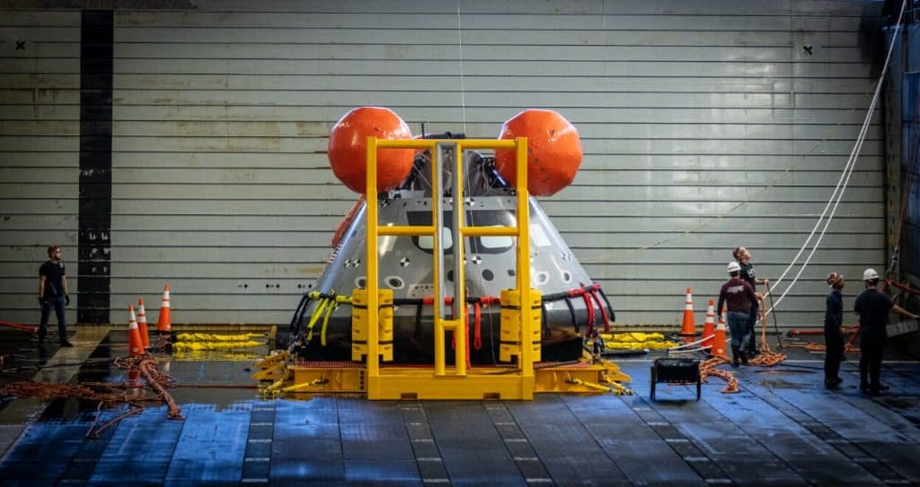 Imagem mostra a cápsula Orion, com os sistemas de sinalização instalados pela Nasa em conjunto com a Marinha dos EUA