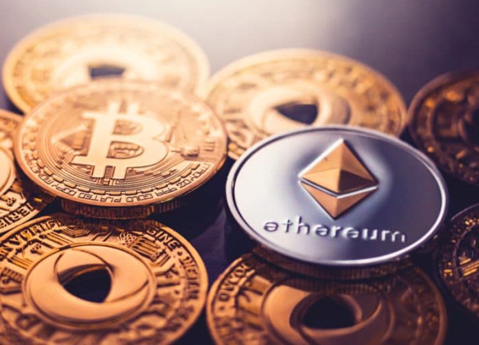 Ilustração 3D das criptomoedas bitcoin e ethereum