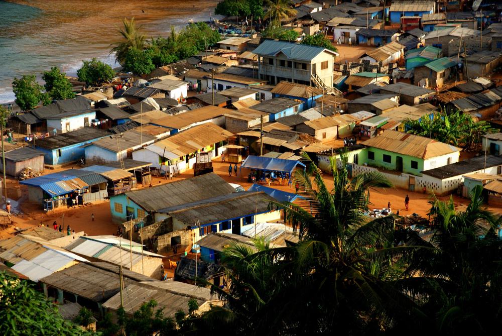 Imagem de uma zona litorânea de maré baixa em Gana