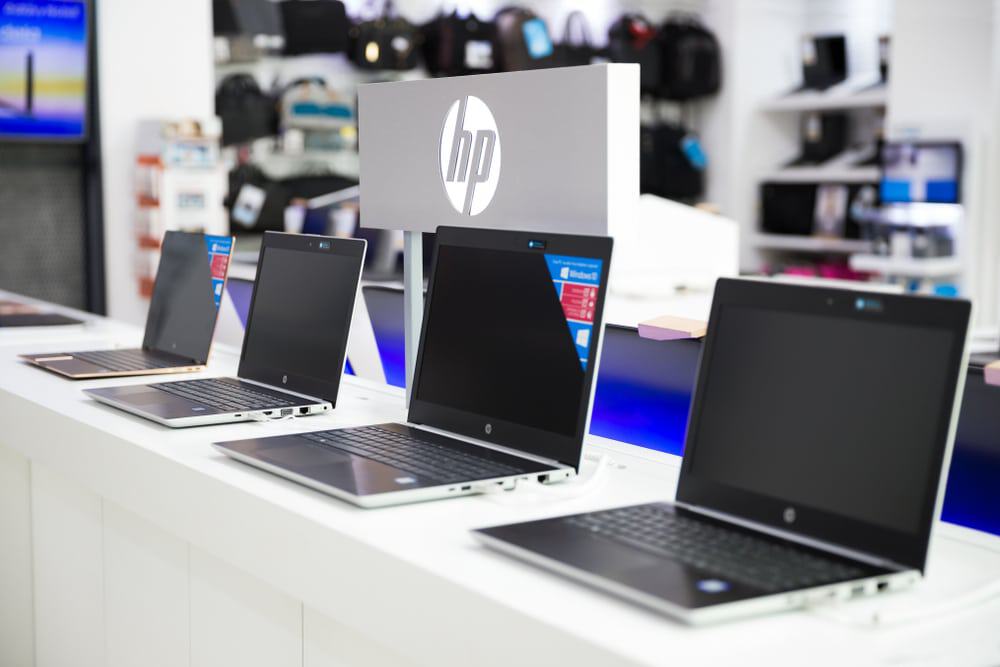 Notebooks da HP exibidos em uma loja de eletrônicos
