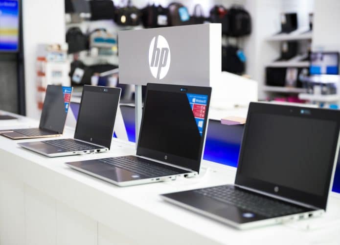 laptops HP são exibidos em exibição de varejo em loja de eletrônicos.