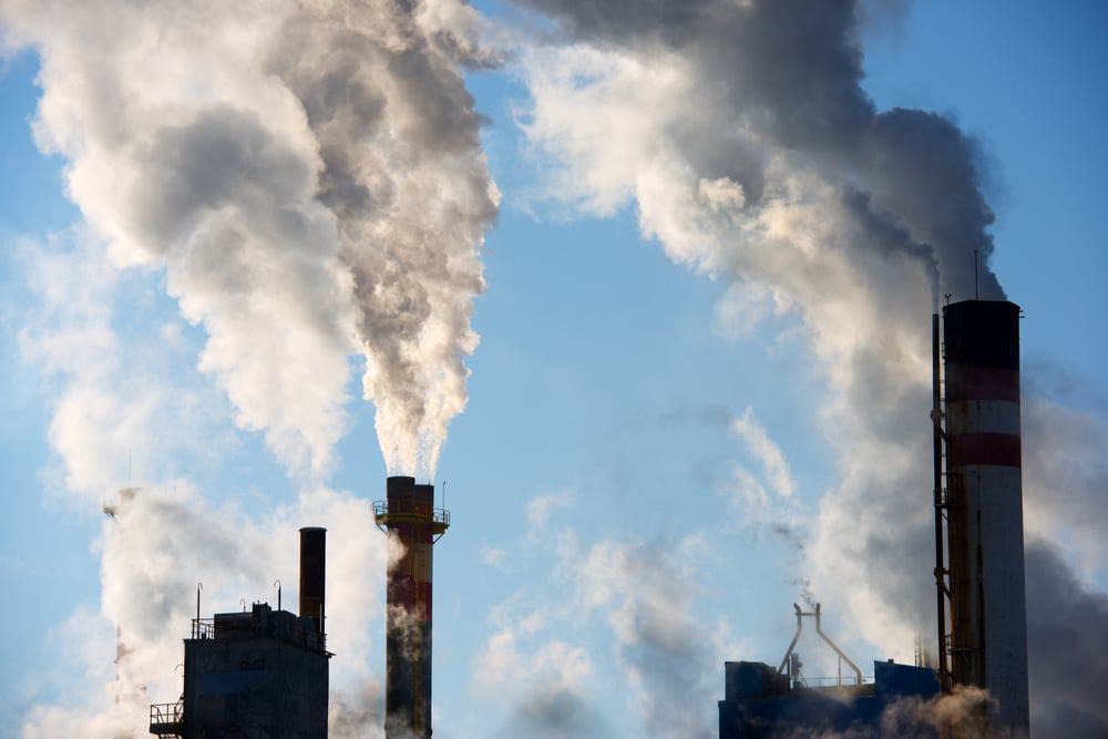 O aumento da temperatura global é causa direta da ação humana, segundo estudo da Universidade do Arizona.

Na imagem: chaminés de uma fábrica na Espanha expelem fumaça preta no céu azul