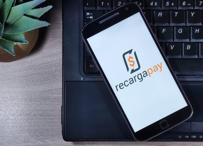 Logotipo do RecargaPay na tela de um smartphone.