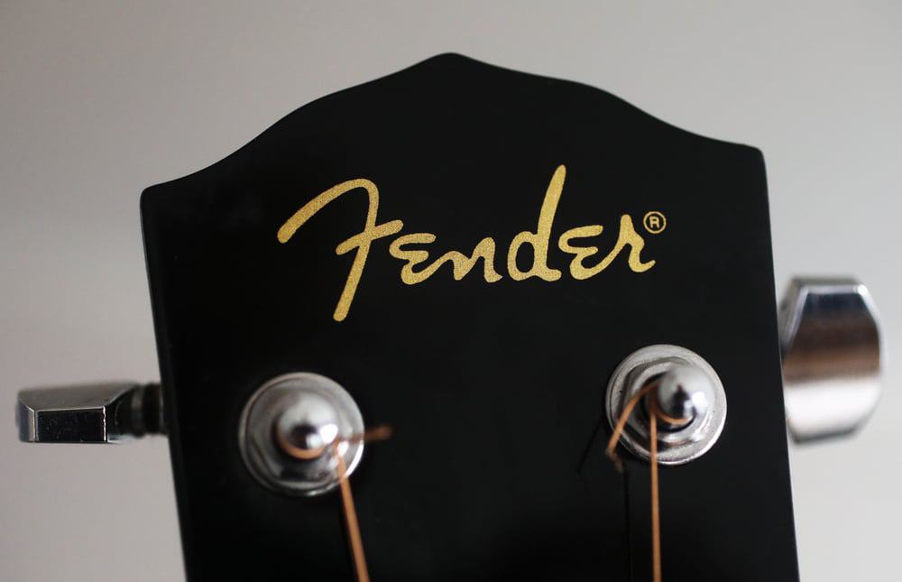 Imagem mostra a marca da Fender em um instrumento fabricado pela marca norte-americana