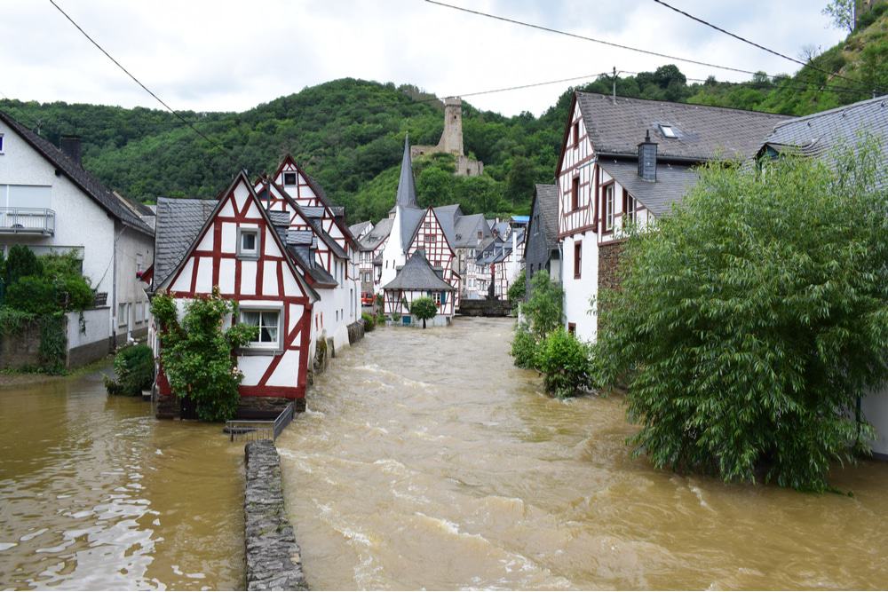 Foto mostra casas na Alemanha invadidas por enchente, um reflexo do aumento da temperatura na Europa
