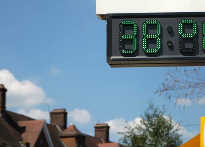 Um relógio digital nas ruas de Londres, apontando a temperatura de 38 graus Celsius