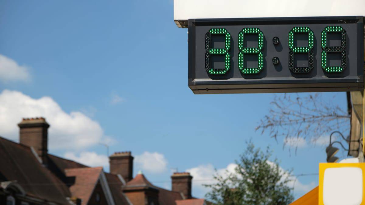 Um relógio digital nas ruas de Londres, apontando a temperatura de 38 graus Celsius