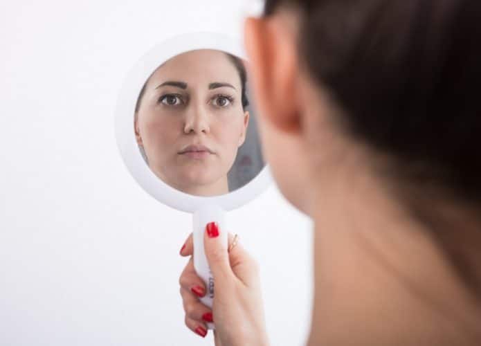 selfies mentais mulher se olhando no espelho