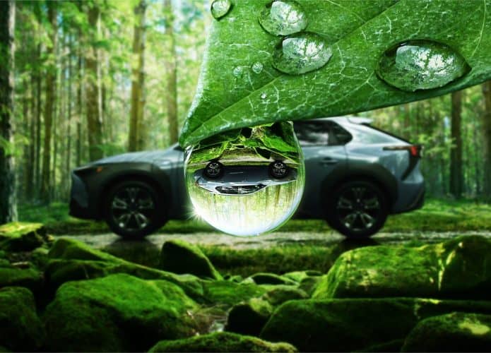 Imagem do SUV elétrico Solterra, da Subaru, refletida em uma gota de orvalho