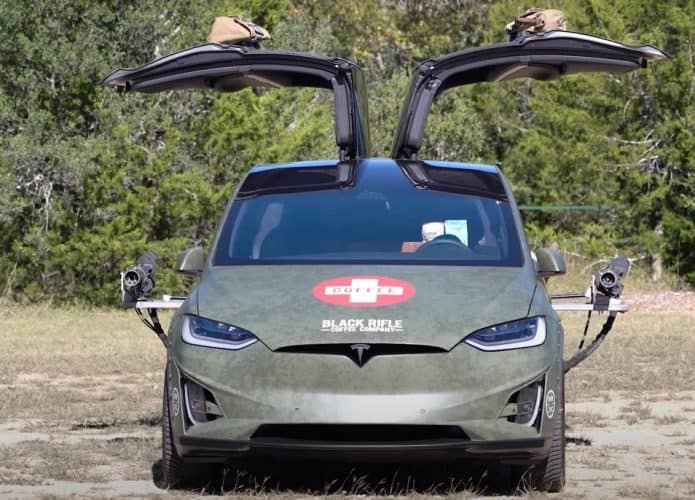 Tesla Model X com equipamento militar