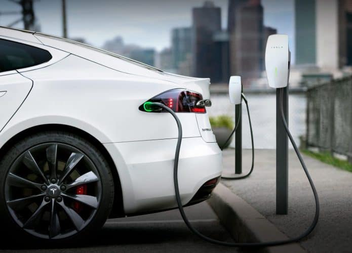Carro elétrico da Tesla carregando, para ilustrar que os EVs estão com baixa confiabilidade, segundo relatório