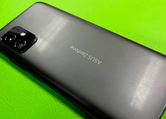 Traseira do Zenfone 8 / Foto: Nick Ellis
