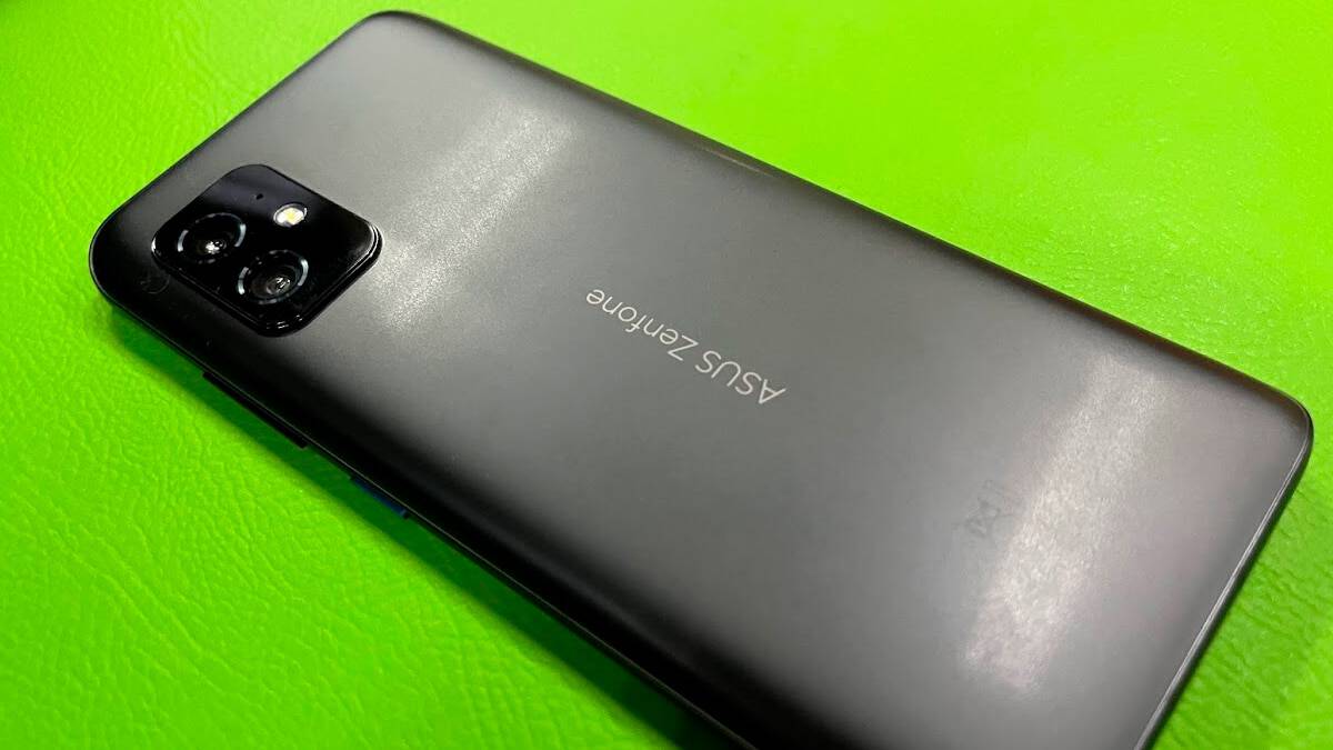 Traseira do Zenfone 8 / Foto: Nick Ellis