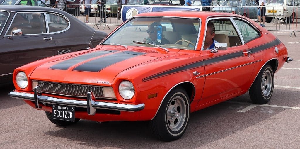 Ford Pinto 1972, que parece um mini Maverick, em exibição de automóveis