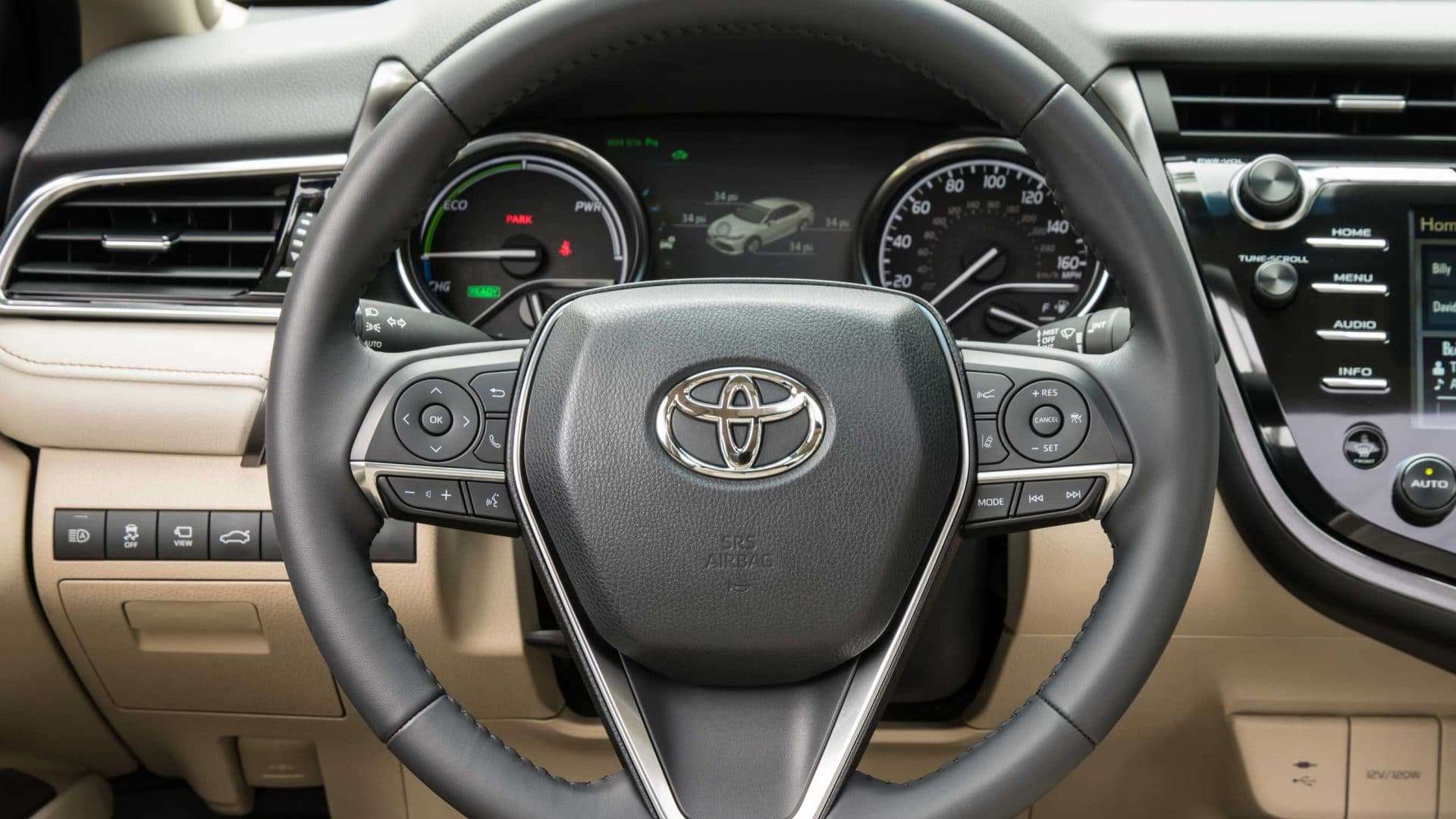 Área do volante de um veóculo da Toyota para ilustrar a partida remota