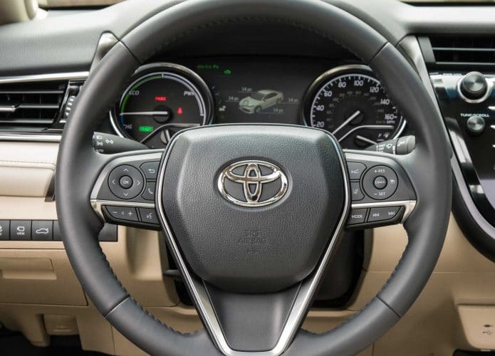 Área do volante de um veóculo da Toyota para ilustrar a partida remota