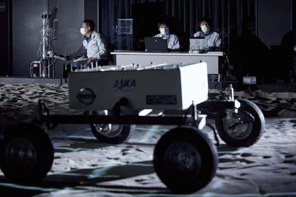 profisisonais da Nissan desenvolvendo o rover