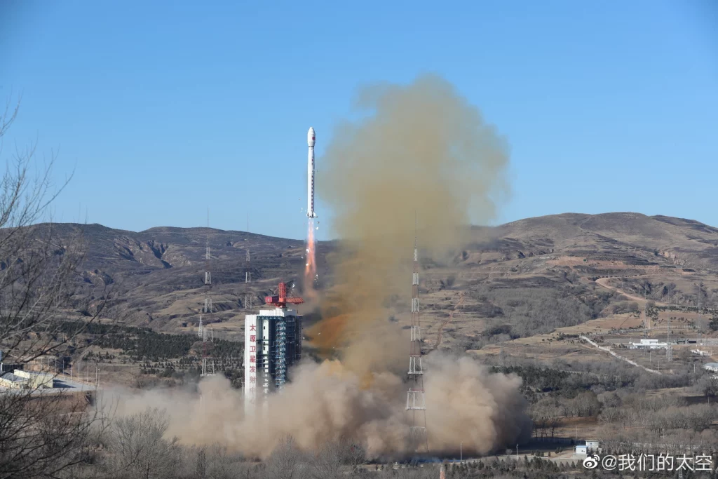 Imagem feita pelo governo da China mostra lançamento de satélite de observação de recursos, feito um dia após o Natal