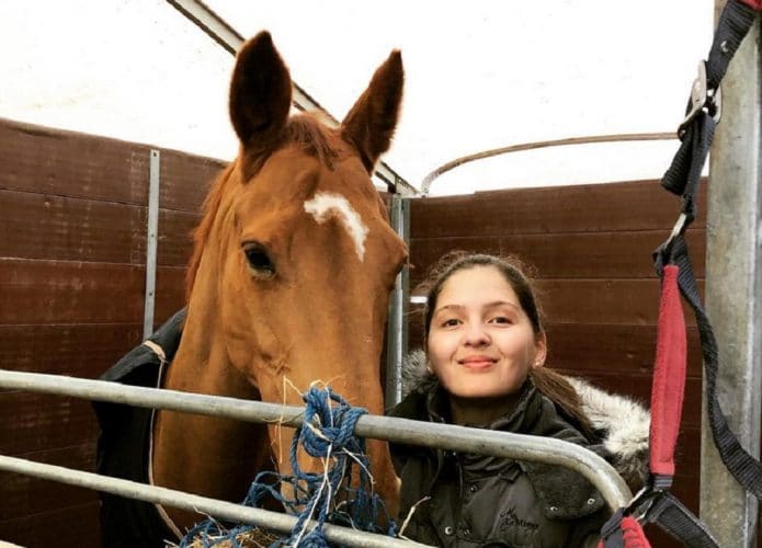 Jovem caucasiana junto com um cavalo