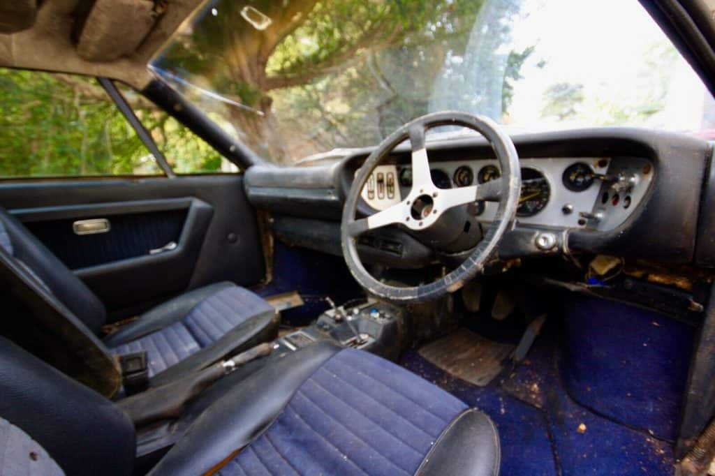 Ferrari enferrujada, volante